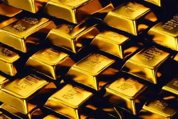 Gold prices near record high amid global tensions
