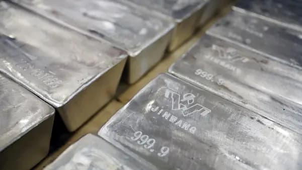Silver ETFs plummet up to 6% on Fed rate hike bets