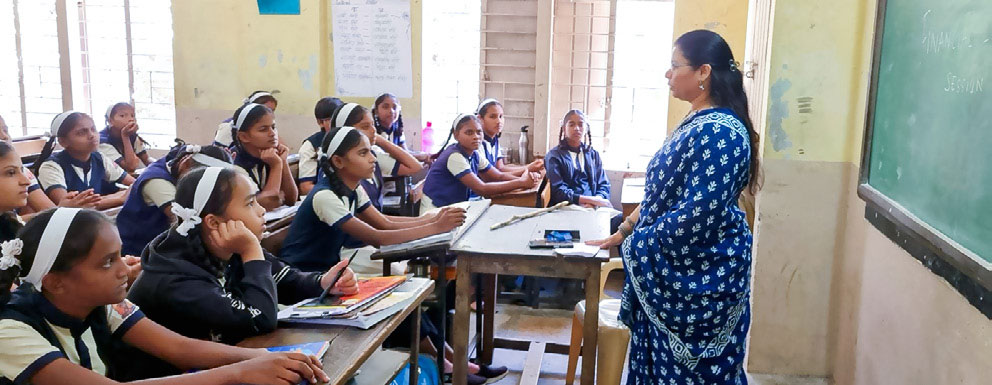 A Bajaj Finserv employee volunteer mentoring students during a career guidance session.