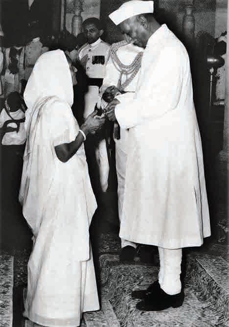 Jankidevi Bajaj receiving the Padma Vibhushan from the President of India